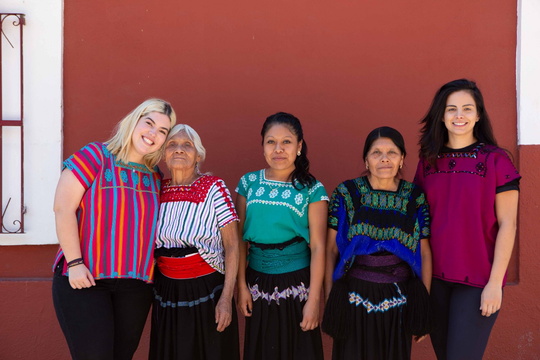 Five women from Amor & Rosas